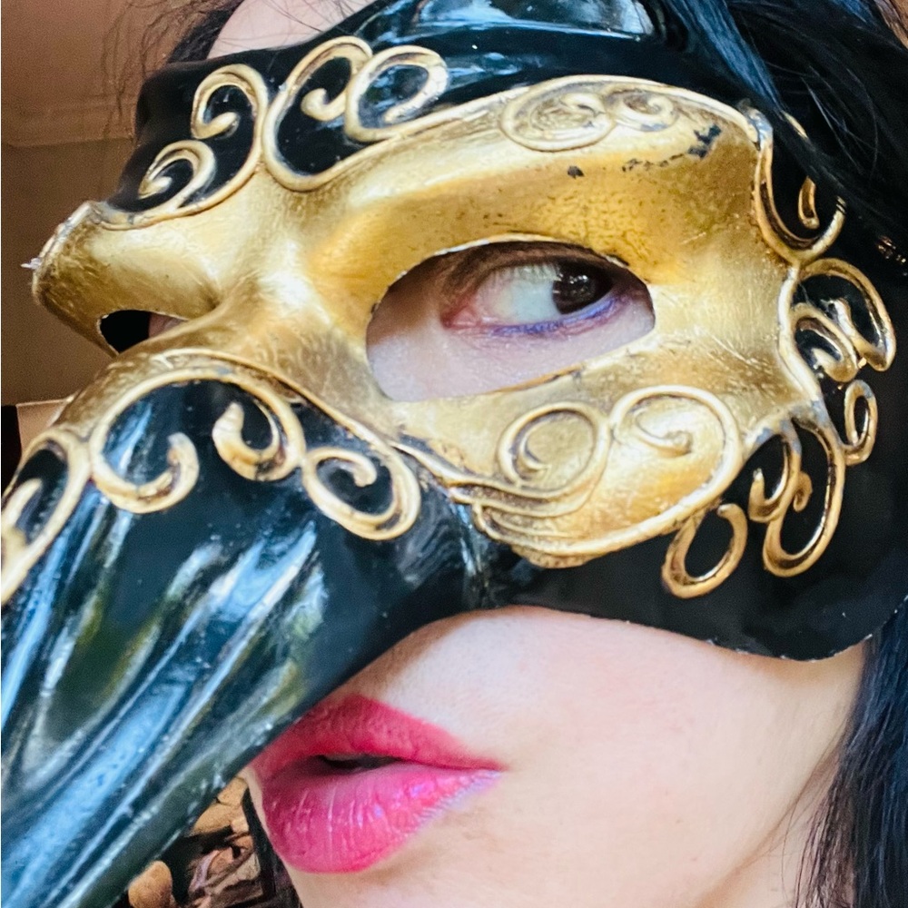 Elegant Black and Gold Masquerade Mask Made in Italy NWOT